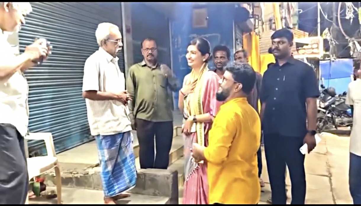 ବାରବାଟୀ ବିଧାୟିକା #Sofiafirdous ଙ୍କ ଅଞ୍ଚଳ ଗସ୍ତ କରି ଲୋକଙ୍କ ଡ୍ରେନେଜ୍ ସମସ୍ୟାର ସମାଧାନ ପାଇଁ ବିଭାଗୀୟ ଅଧିକାରୀଙ୍କ ସହ ଆଲୋଚନା କଲେ #Cuttack